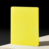 Planches en polyéthylène jaune sur fond noir