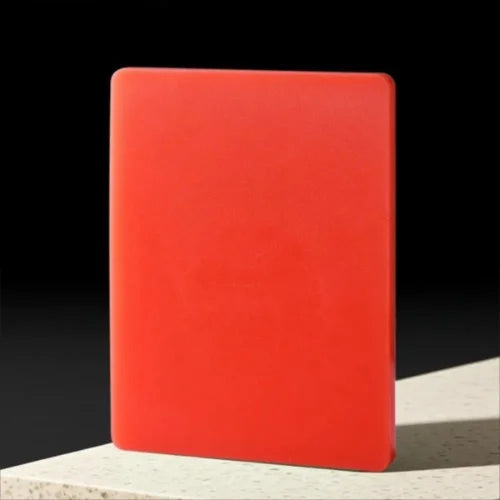 Planches en polyéthylène rouge sur fond noir