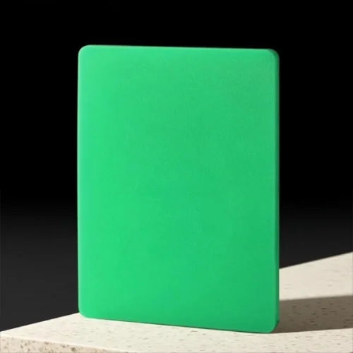 Planches en polyéthylène verte sur fond noir