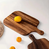 Citron sur planche en bois sur fond blanc