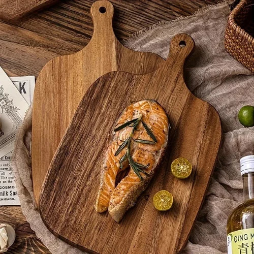 Saumon sur planches en bois