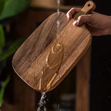 Rinçage d'une planche en bois