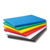 Planches en polyéthylène multicolores sur fond blanc