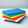 Planches en polyéthylène multicolores sur fond blanc