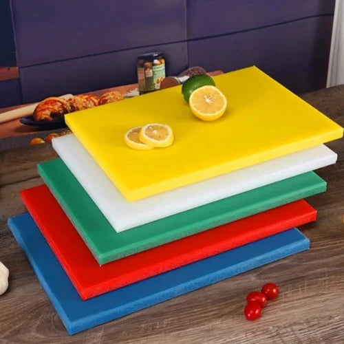 Planches en polyéthylène multicolores sur du bois