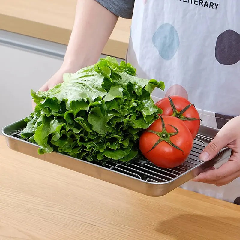 Salade et tomates sur plaque inox