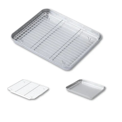 Plaques inox et grille sur fond blanc