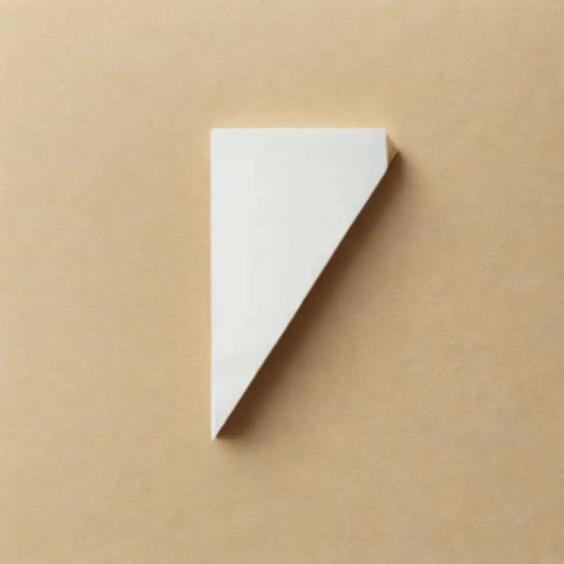 Poche à douille blanche sur fond beige