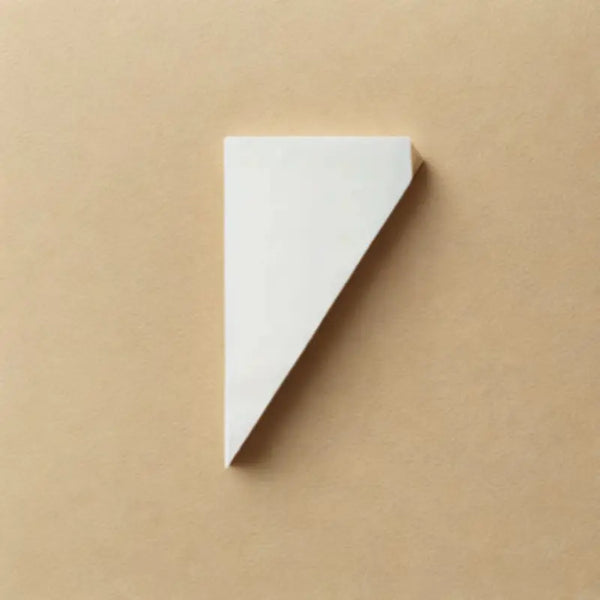 Poche à douille blanche sur fond beige