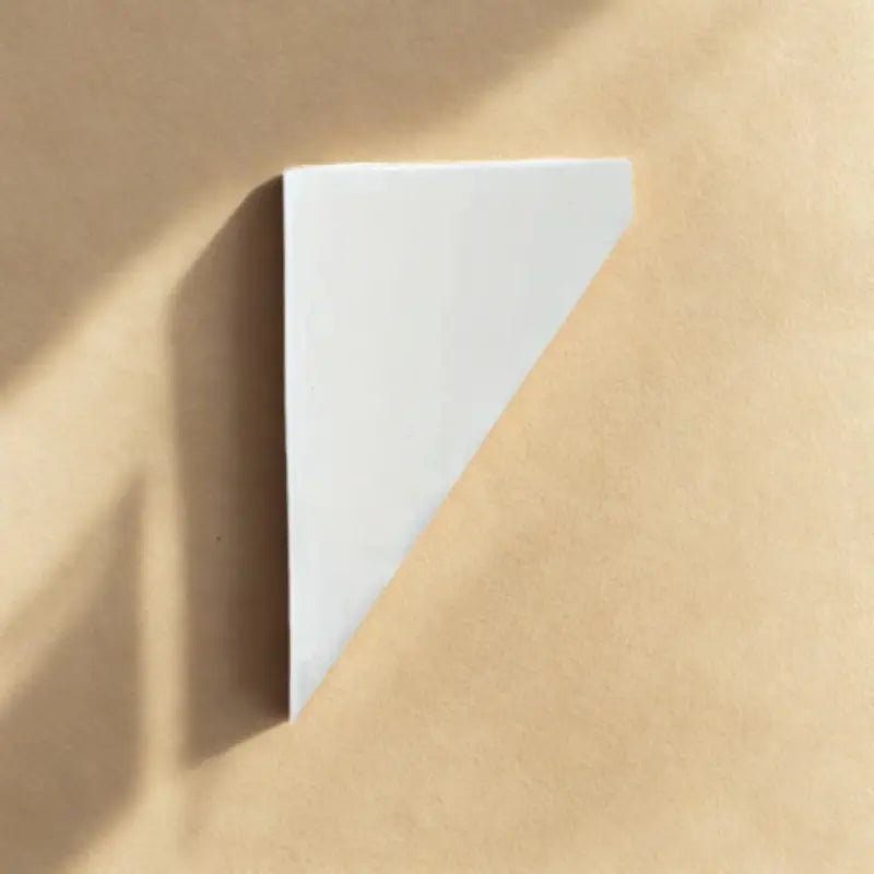 Poche à douille blanche sur fond beige