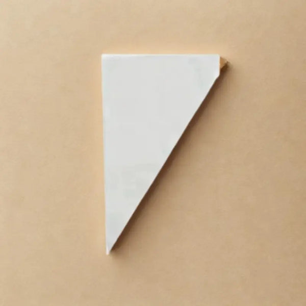 Poche à douille blanche sur fond beige