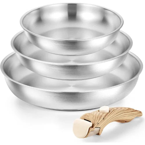 3 Poêles en inox et poignée amovible en bois sur fond blanc