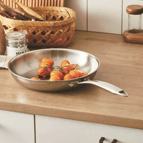 Mirabelles dans poêles inox sur support bois