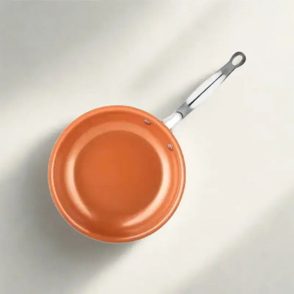 Poêle orange sur fond blanc