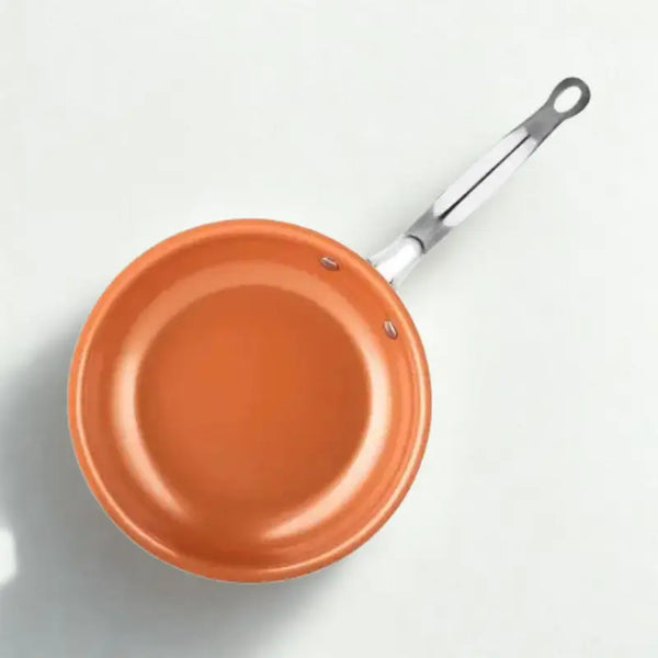 Poêle orange sur fond blanc