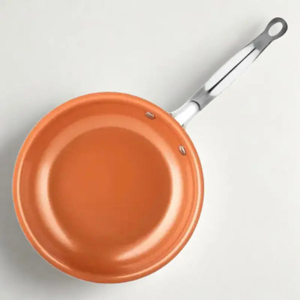 Poêle orange sur fond blanc
