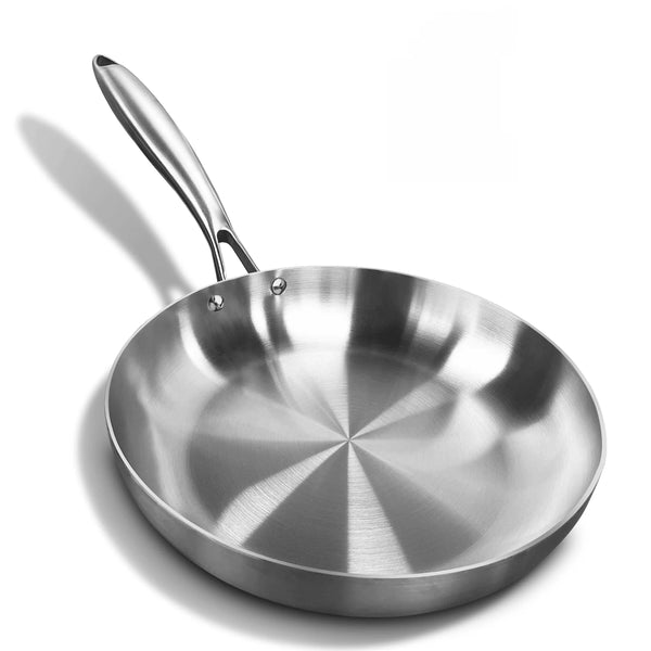 Poêles en Inox sûr fond blanc