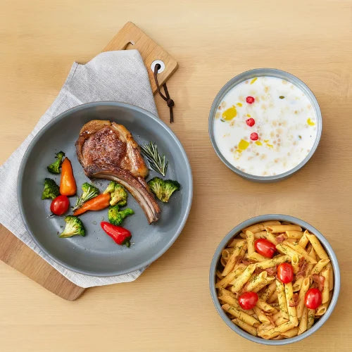 Poêles amovibles grises sur un support en bois