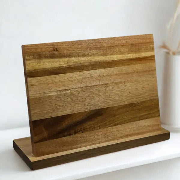 Porte couteau en bois sur fond blanc