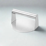 Presse a steak inox sur fond blanc