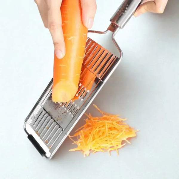 Mandoline en acier inoxydable en action sûr fond blanc