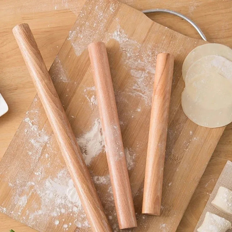 Rouleaux en bois sur planche en bois