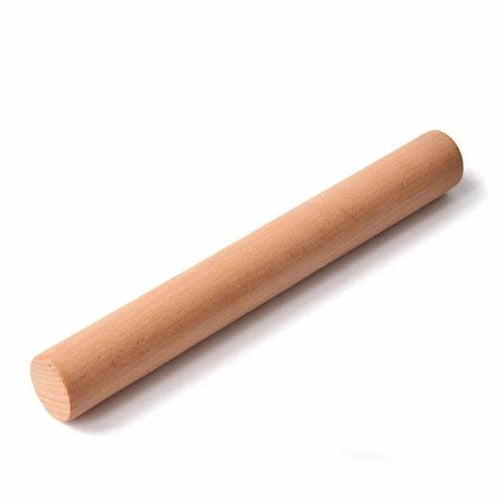 Rouleau en bois sur fond blanc