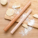 Rouleau en bois sur planche en bois