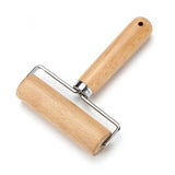 Rouleau en bois sur fond blanc