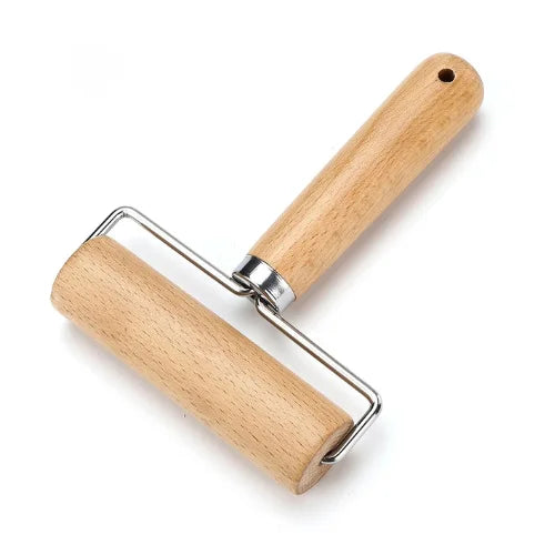 Rouleau en bois sur fond blanc