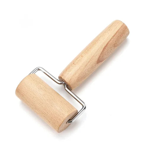 Rouleau en bois sur fond blanc