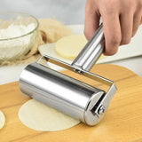 Rouleau à pâte en inox en action