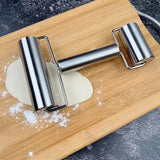 Rouleau à pâte en inox sur planche bois