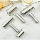 Rouleau à pâte en inox sur marbre blanc