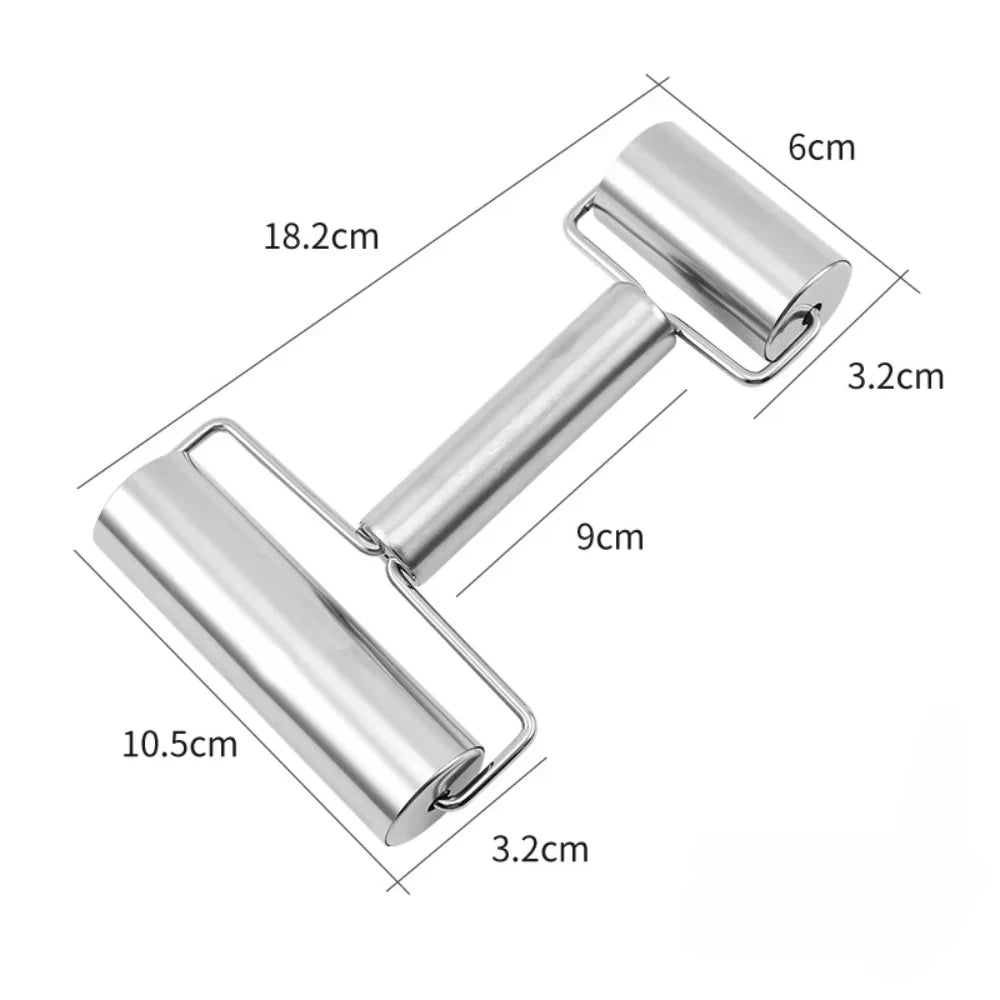 Rouleau à pâte en inox sur fond blanc avec dimensions