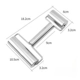 Rouleau à pâte en inox sur fond blanc avec dimensions