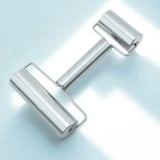 Rouleau à pâte en inox sur fond blanc
