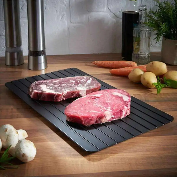 Planche à Décongélation noire avec une tranche de viande congelée et une tranche de viande décongelée dessus