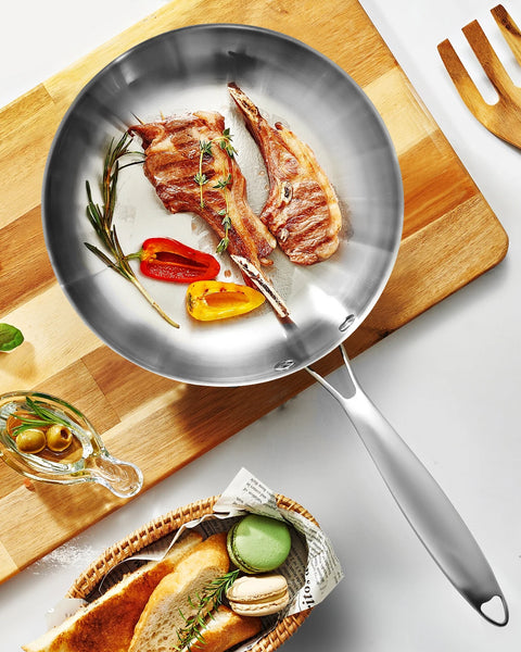 Poêles en Inox sûr une planche en bois