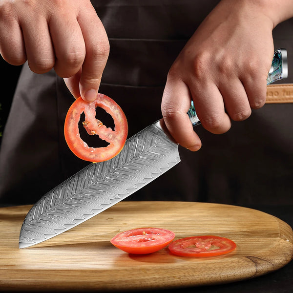 Couteau santoku japonais en action.