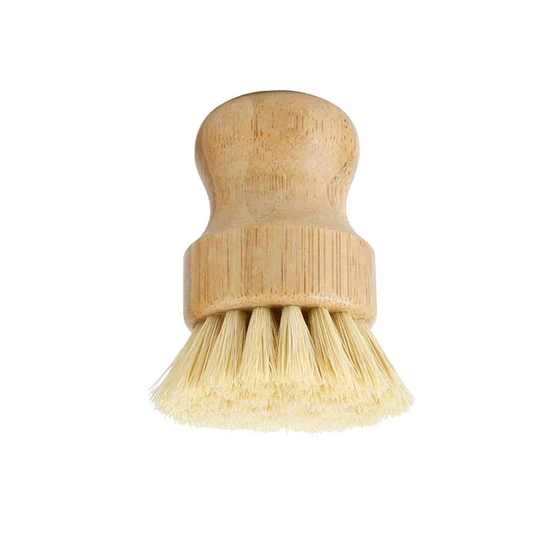 Brosse en bambou avec fibres de palmiers fond blanc.