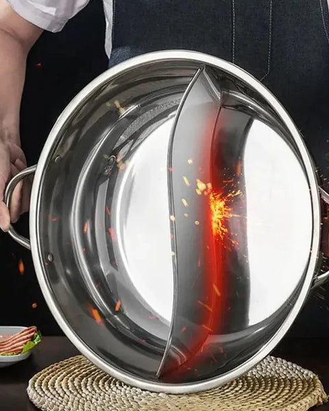 Casserole en Inox à Double Compartiment tenue par un cuisinier