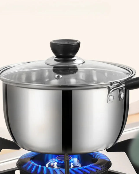 Casserole en inox à un manche sur un feu de gaz.