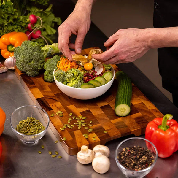 Planche à Découper en Bois avec une variété de légumes dessus et à côté