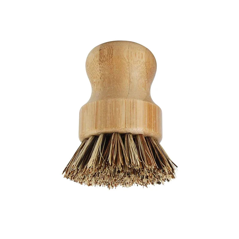 Brosse en bambou avec fibres de sisal sur fond blanc.