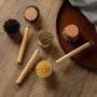 Brosses en bambou disposées sur support en bois.