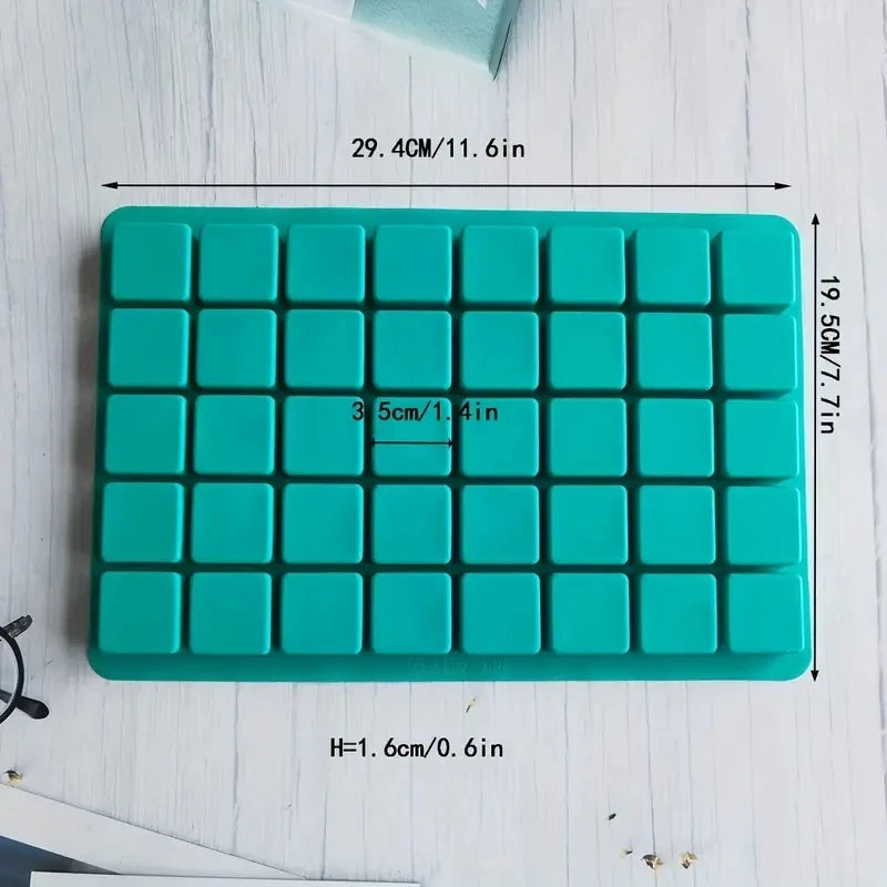 Moule Pâtissier Rectangulaire Turquoise avec dimensions sûr un support en bois blanc