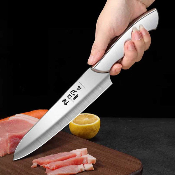 Couteau de chef tenu par une main.