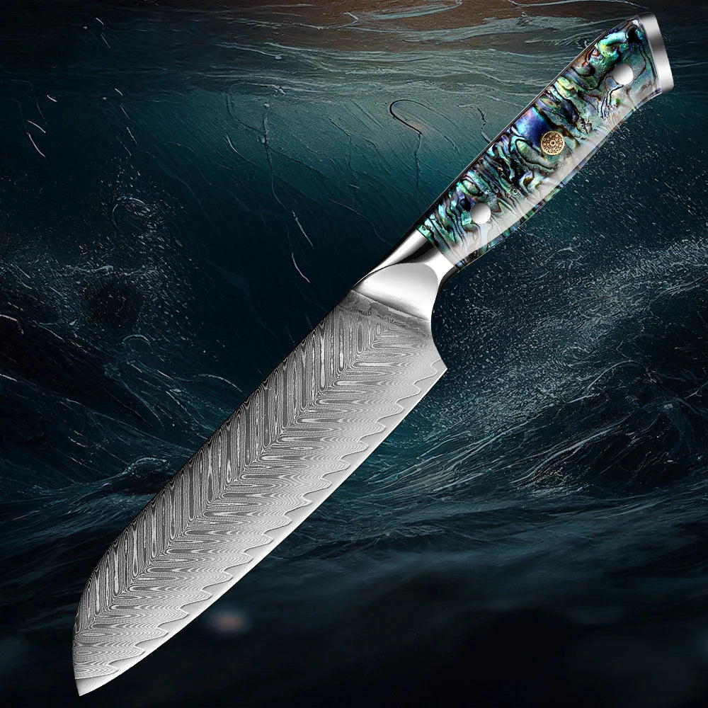 Couteau santoku japonais sur fond de vagues.