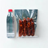 Bouteille plastique et aliments sous vide sut fond blanc